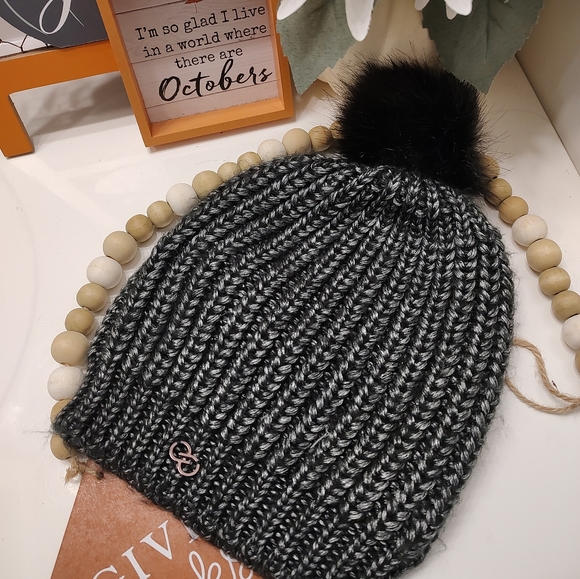 🖤 EUC Calla by Carrie Underwood Knit Metallic Pom Pom Beanie, Black/Silver, OS - Picture 3 of 6